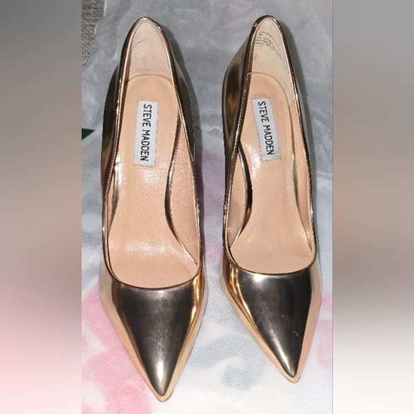 Steve Madden Women's Gold Pumps - Picture 16 of 16